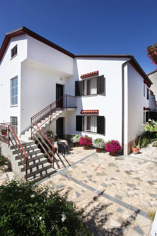 Apartments Patricia Баньоле Екстериор снимка
