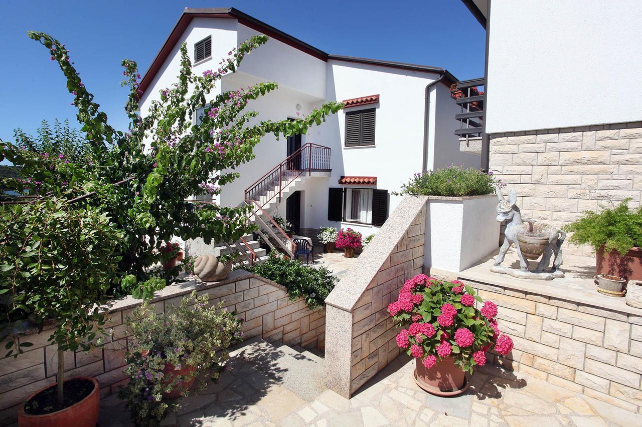 Apartments Patricia Баньоле Екстериор снимка