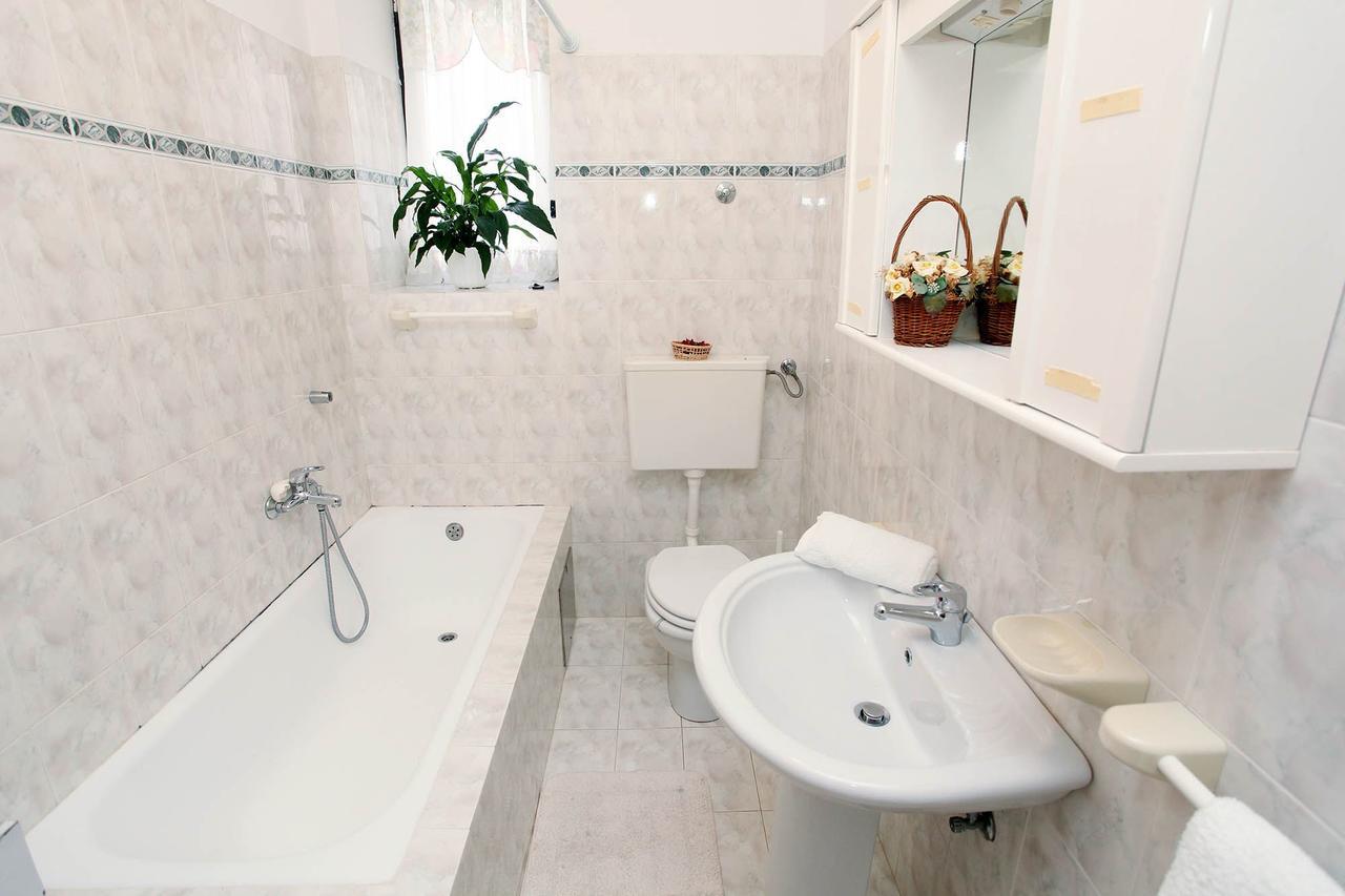 Apartments Patricia Баньоле Екстериор снимка